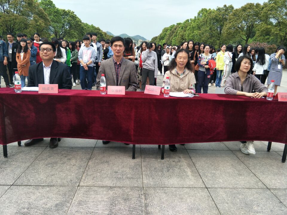出席开幕式的领导及师生